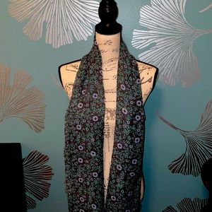 Chase Lands’ End Chase Scarf in Gray & Green Vines